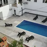 Ana *